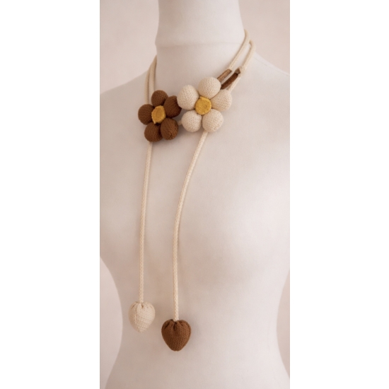 Naszyjnik pasek z kwiatami – oryginalna forma i naturalna lekkość.